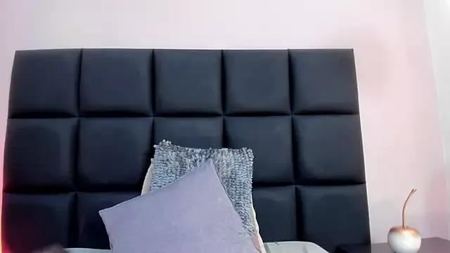 VictoriaKensi from StripChat is Freechat