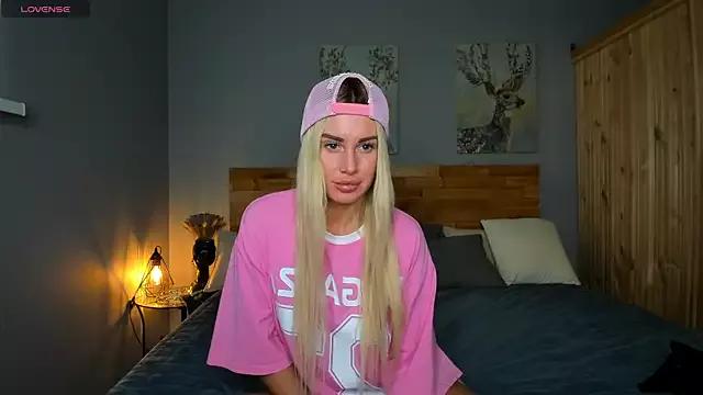 Whiteflower_xo from StripChat is Freechat