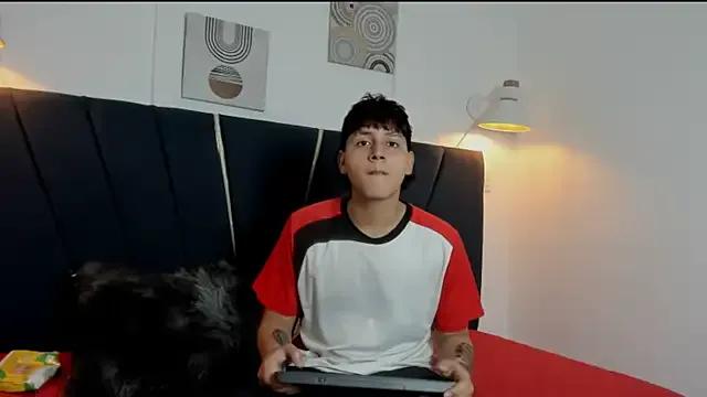 zeusapollofuck from StripChat is Freechat