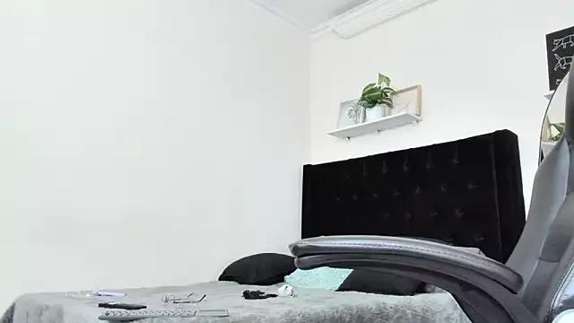 zhairabreezz from StripChat is Freechat